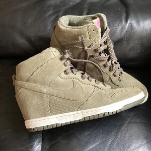 Nike dunk sky hi womens size 9 color desert camo.